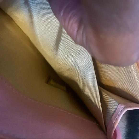 Pre owned light pink  Chanel zip wallet.  Great condition - Picture 5 of 11